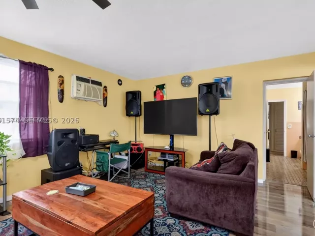 Продажа дома по адресу 6861 SW 1st Ct - фото 9087135