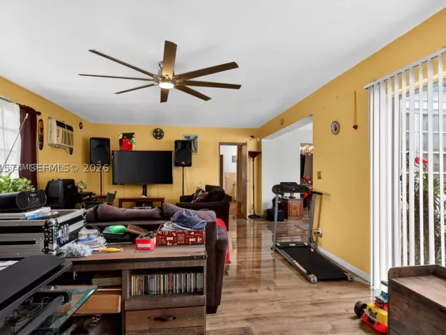 Продажа дома по адресу 6861 SW 1st Ct - фото 9087137
