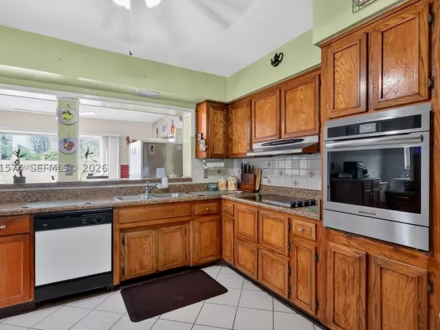Продажа дома по адресу 6861 SW 1st Ct - фото 9087141