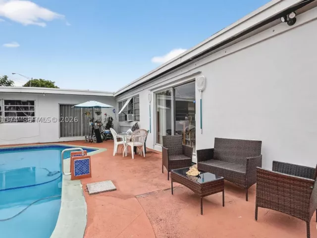 Продажа дома по адресу 6861 SW 1st Ct - фото 9087149