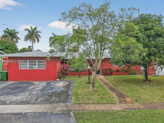 Продажа дома по адресу 6861 SW 1st Ct - фото 9087107
