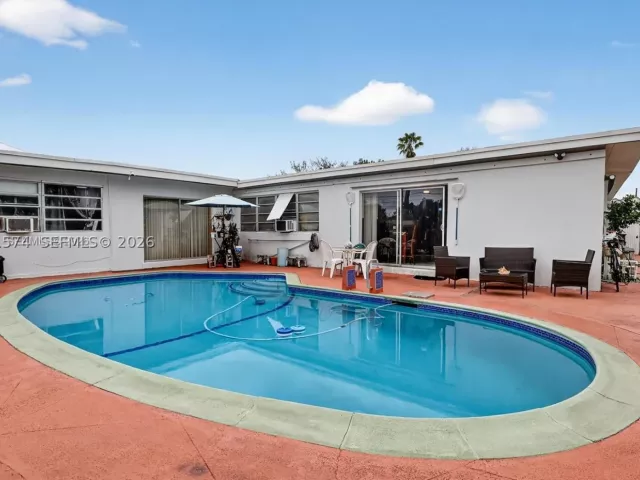 Продажа дома по адресу 6861 SW 1st Ct - фото 9087151