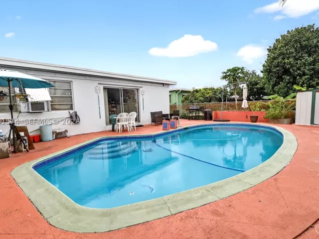 Продажа дома по адресу 6861 SW 1st Ct - фото 9087153