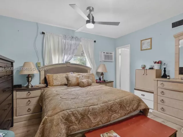 Продажа дома по адресу 6861 SW 1st Ct - фото 9087160
