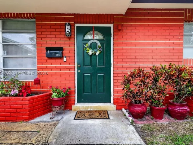 Продажа дома по адресу 6861 SW 1st Ct - фото 9087110