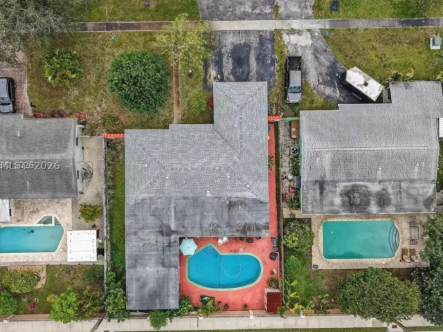 Продажа дома по адресу 6861 SW 1st Ct - фото 9087171