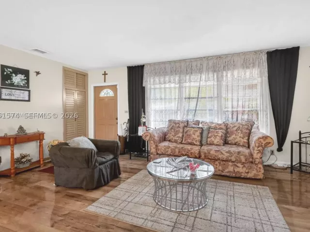 Продажа дома по адресу 6861 SW 1st Ct - фото 9087113
