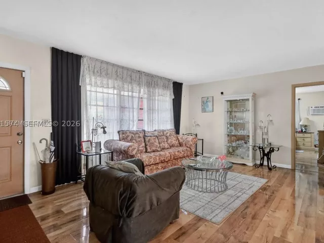 Продажа дома по адресу 6861 SW 1st Ct - фото 9087116