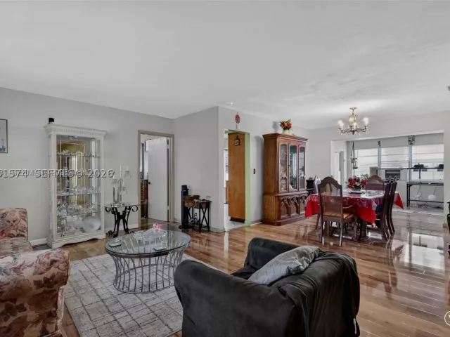 Продажа дома по адресу 6861 SW 1st Ct - фото 9087118