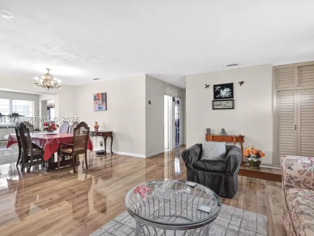 Продажа дома по адресу 6861 SW 1st Ct - фото 9087121
