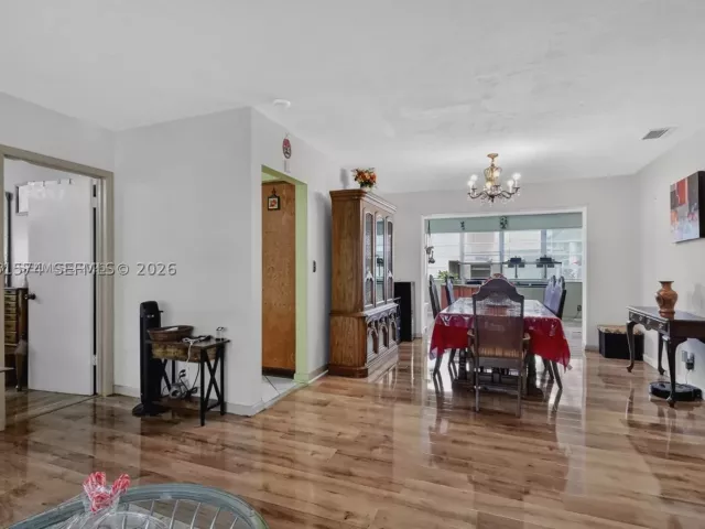 Продажа дома по адресу 6861 SW 1st Ct - фото 9087124