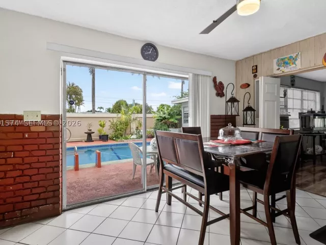 Продажа дома по адресу 6861 SW 1st Ct - фото 9087127
