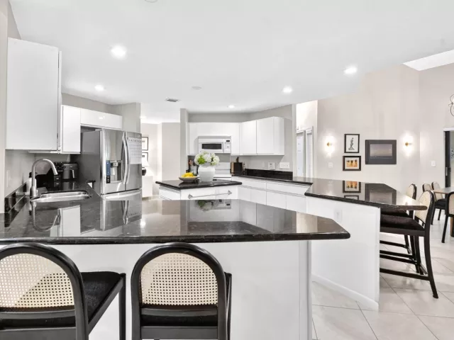 Продажа дома по адресу 23309 WATER Circle - фото 9266532