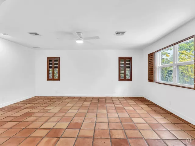 Продажа дома по адресу 898 Azalea Street - фото 9282822