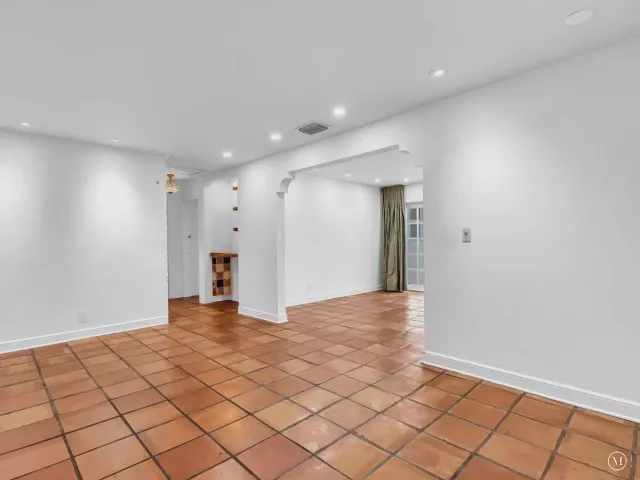 Продажа дома по адресу 898 Azalea Street - фото 9282841