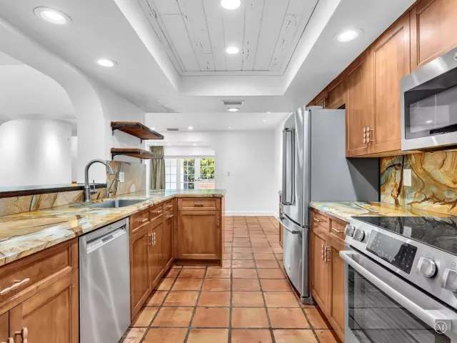 Продажа дома по адресу 898 Azalea Street - фото 9282845