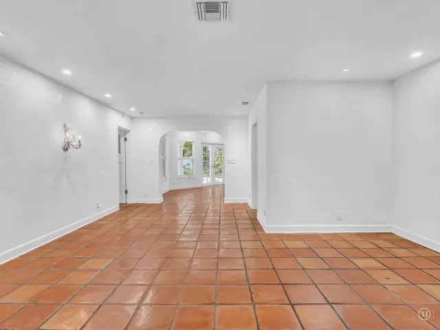 Продажа дома по адресу 898 Azalea Street - фото 9282853