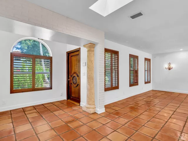 Продажа дома по адресу 898 Azalea Street - фото 9282860