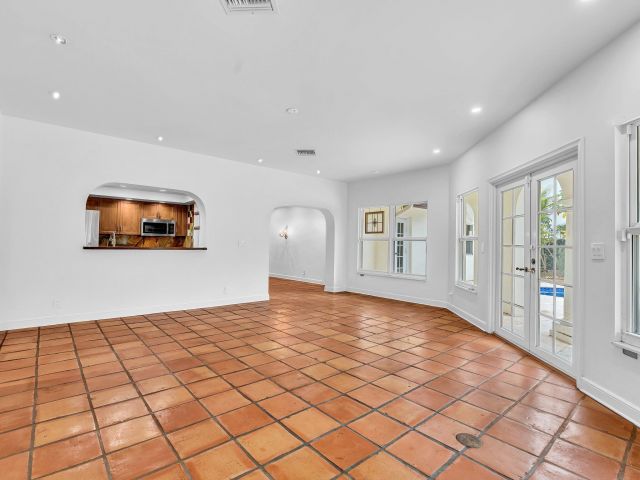 Продажа дома по адресу 898 Azalea Street - фото 9282850