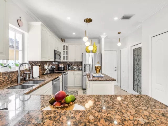 Продажа дома по адресу 2776 SW 143rd Pl - фото 9240906