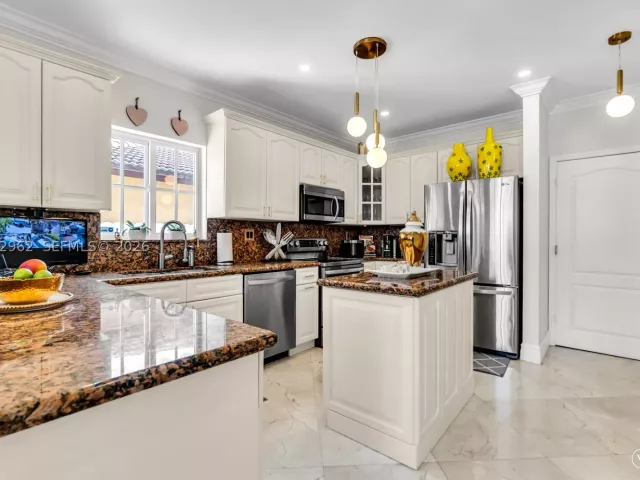 Продажа дома по адресу 2776 SW 143rd Pl - фото 9240908