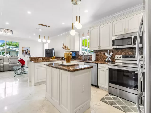 Продажа дома по адресу 2776 SW 143rd Pl - фото 9240910