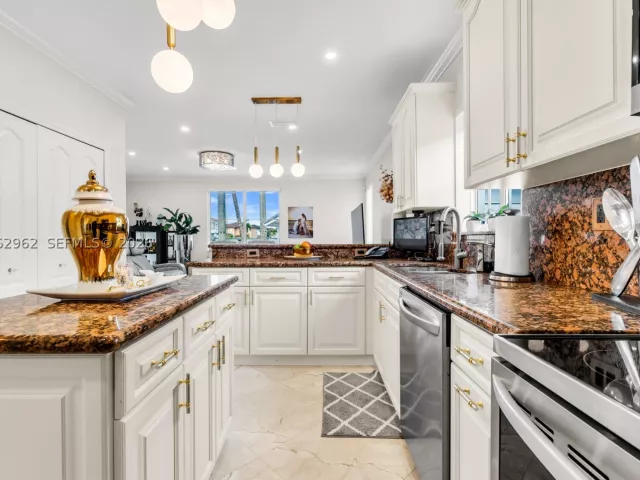 Продажа дома по адресу 2776 SW 143rd Pl - фото 9240912