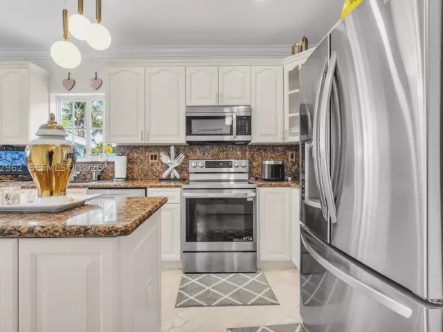 Продажа дома по адресу 2776 SW 143rd Pl - фото 9240916