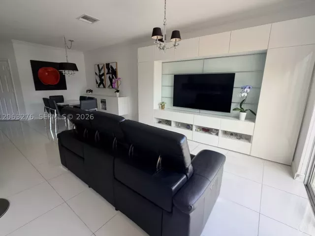 Продажа дома по адресу 1017 NE 208th St - фото 8947614