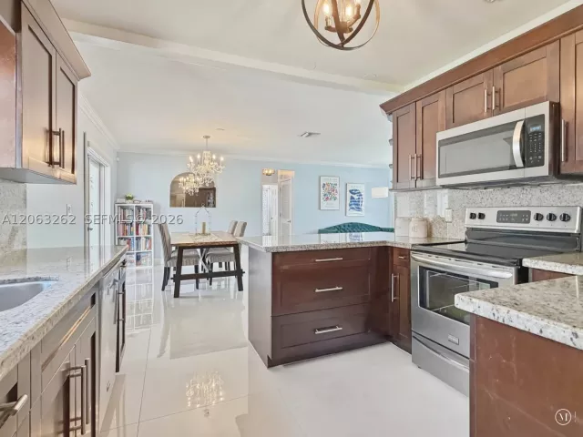 Продажа дома по адресу 8625 SW 42nd St - фото 9301859