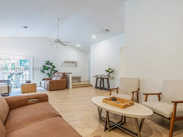 Продажа дома по адресу 10665 San Bernardino Way - фото 9283630