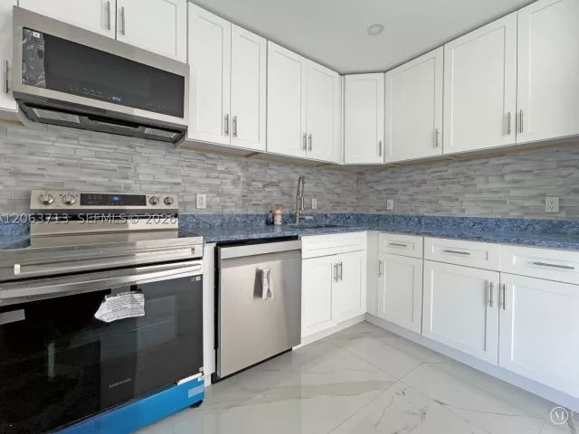 Продажа дома по адресу 1606 NW 12th Ave - фото 9034242
