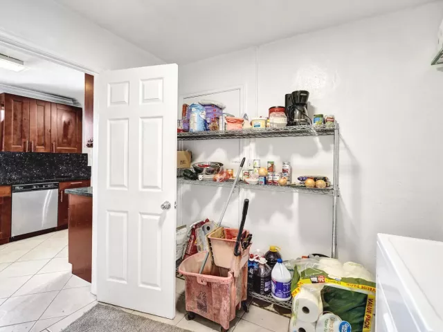 Продажа дома по адресу 1302 S 23RD Avenue - фото 9054836