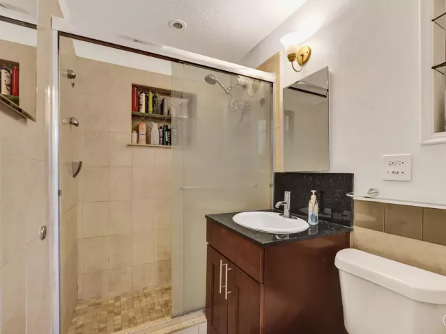 Продажа дома по адресу 1302 S 23RD Avenue - фото 9054837