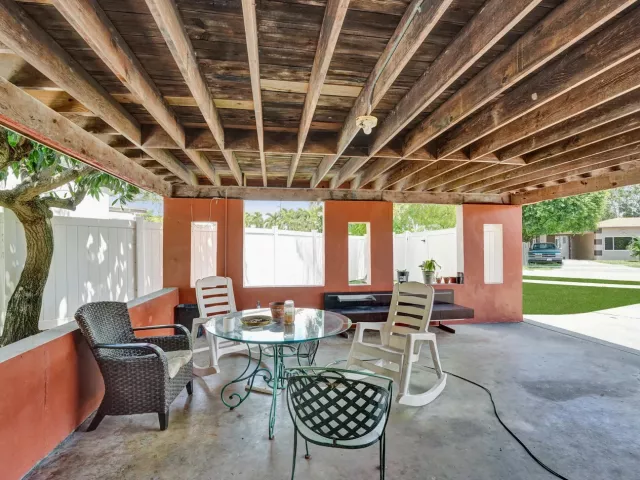 Продажа дома по адресу 1302 S 23RD Avenue - фото 9054839