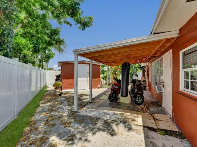 Продажа дома по адресу 1302 S 23RD Avenue - фото 9054841