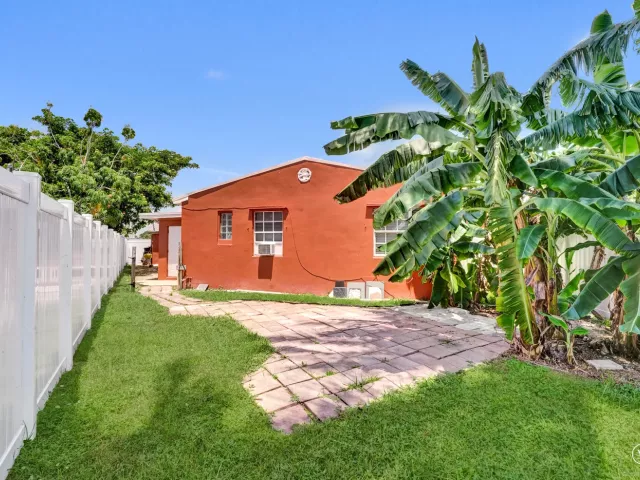 Продажа дома по адресу 1302 S 23RD Avenue - фото 9054843