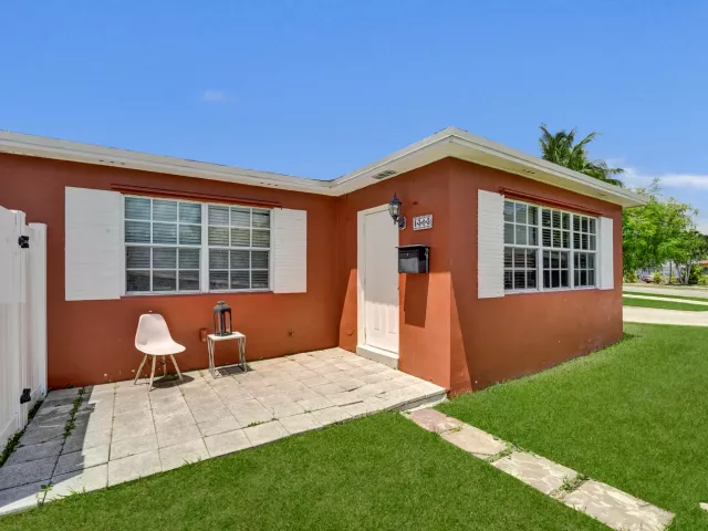 Продажа дома по адресу 1302 S 23RD Avenue - фото 9054827