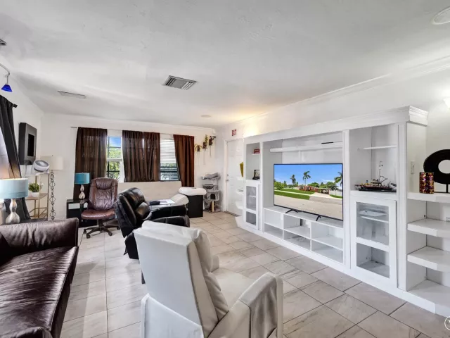 Продажа дома по адресу 1302 S 23RD Avenue - фото 9054829
