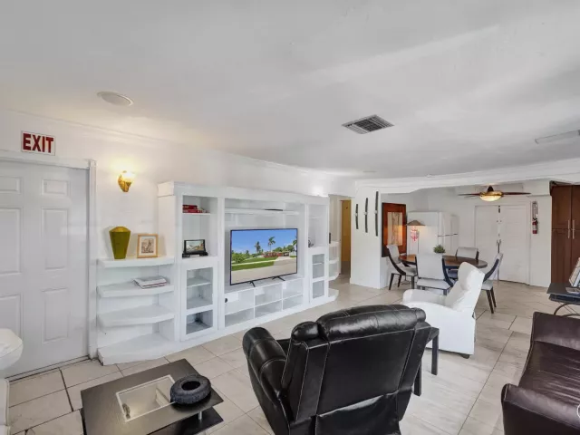 Продажа дома по адресу 1302 S 23RD Avenue - фото 9054831