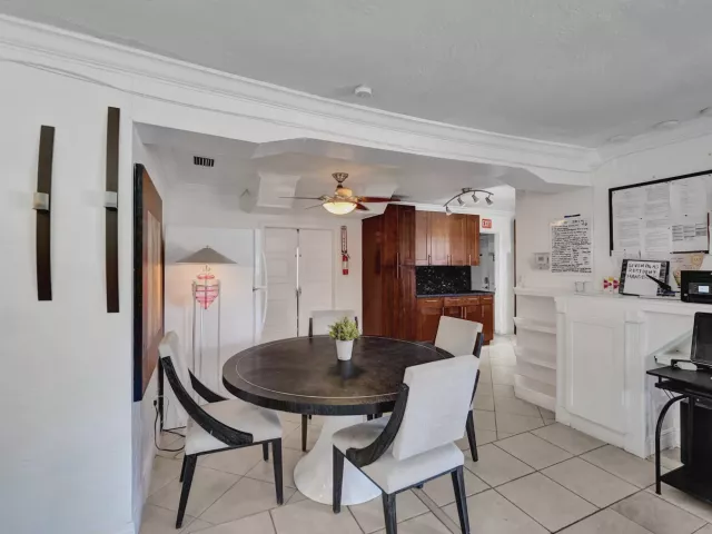 Продажа дома по адресу 1302 S 23RD Avenue - фото 9054833