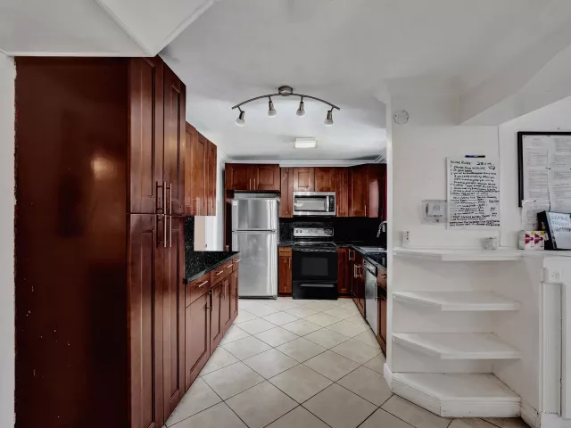 Продажа дома по адресу 1302 S 23RD Avenue - фото 9054834