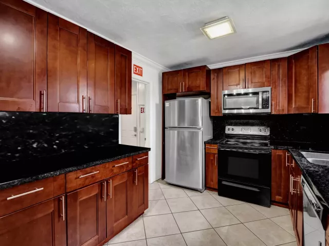 Продажа дома по адресу 1302 S 23RD Avenue - фото 9054835