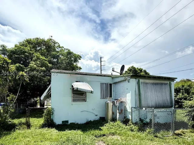Продажа дома по адресу 6545 NW 6th Ave - фото 8963109