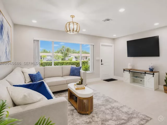 Продажа дома по адресу 1321 NE 26th Ter - фото 8978952