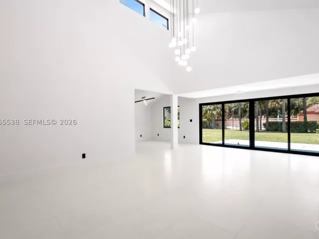 Продажа дома по адресу 1543 SW 1st Ave - фото 9274495