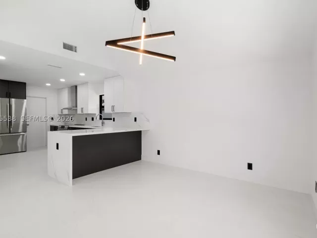 Продажа дома по адресу 1543 SW 1st Ave - фото 9274497