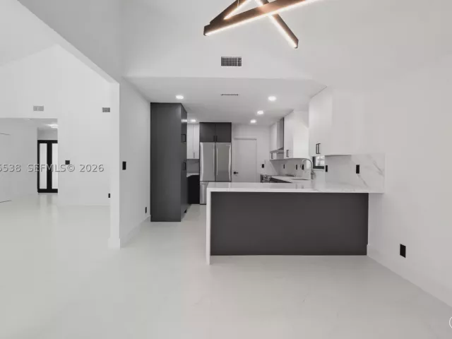 Продажа дома по адресу 1543 SW 1st Ave - фото 9274498