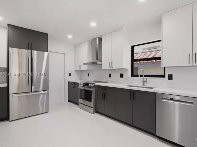 Продажа дома по адресу 1543 SW 1st Ave - фото 9274499
