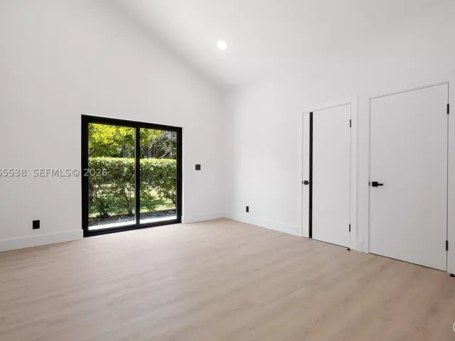 Продажа дома по адресу 1543 SW 1st Ave - фото 9274501